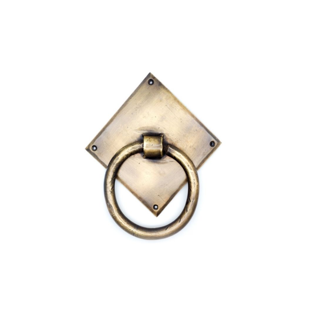 נוקש לדלת כניסה